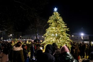 Kretingos Rotušės aikštėje sužibo pagrindinė miesto Kalėdų eglė