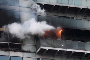 Ugniagesiai kovojo su liepsnomis Londono daugiaaukštyje