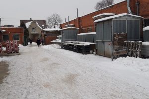 Dėl šalčių vaisių ir daržovių turgavietė ištuštėjo, tačiau du kioskai dirba 