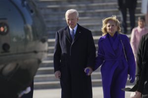 Bidenas ragina rėmėjus aktyviai dalyvauti politikoje