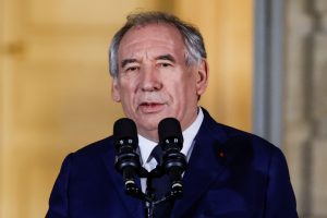 Naujasis premjeras Bayrou sako suvokiantis Prancūzijos padėties sunkumą