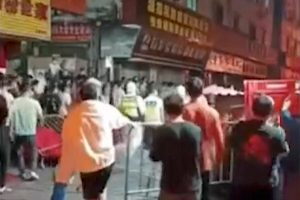 Kinijoje šimtai žmonių išėjo į gatves protestuoti dėl įvesto karantino