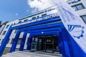 Automechanikos mokykla Vilniuje atidarė atnaujintą mokymo centrą