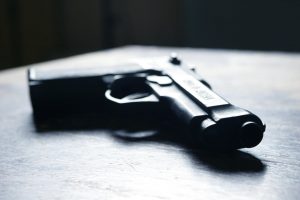 Kaune bute rastas neteisėtai laikomas dujinis pistoletas