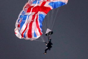 Londono olimpiados atidarymo programoje dalyvavęs parašiutininkas užsimušė Šveicarijoje