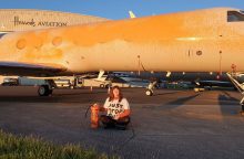 JK sulaikytos dvi klimato aktyvistės, apipurškusios privačius lėktuvus oranžiniais dažais
