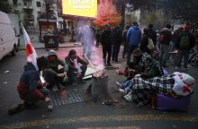 Naujų rinkimų reikalaujantys demonstrantai Tbilisyje įkūrė palapinių miestelį