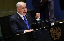 B. Netanyahu žada tęsti puolimą Libane, perspėjo Iraną