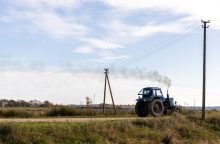 Anykščių rajone automobilis kliudė traktorių: nukentėjo jo vairuotojas