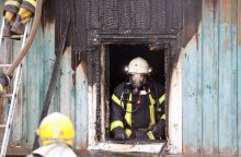 Vilkaviškio rajone užsidegus namui, į ligoninę pateko galimai dūmais apsinuodijusi moteris