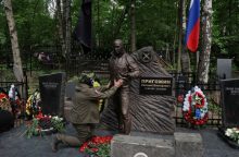 Sankt Peterburgo kapinėse ant J. Prigožino kapo atidengta statula rusų samdinio garbei