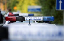Panevėžio rajone automobilis nulėkė į griovį: neblaivus vairuotojas išvežtas į ligoninę