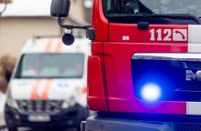 Jurbarko rajone ugniagesiai traukė į tvenkinį įlėkusį automobilį
