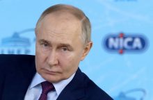 V. Putinas atleido keletą gynybos ministro pavaduotojų: vietoje vieno iš jų paskyrė savo giminaitę
