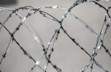 Per pasalą netoli Marijampolės kalėjimo sulaikytas draudžiamus daiktus ketinęs permesti asmuo