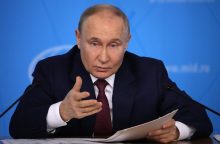 V. Putinas iškėlė sąlygas Ukrainai: Rusija „nedelsdama nutrauktų ugnį“  