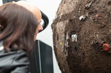 Tauragėje pristatyta instaliacija – kaukolės formos skulptūra apie šiukšlinimą ir tvarumą