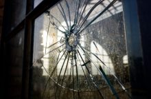 Šiauliuose – neįtikėtinas girtos moters agresyvumas: išdaužė trijų parduotuvių stiklus