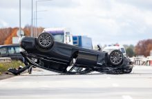 BMW apvirto ant stogo: sunkiai apgirtęs vairuotojas – ligoninėje