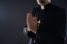 Vyskupija: už tvirkinimą teistą dvasininką nuo dviprasmiškų situacijų saugos klebono priežiūra