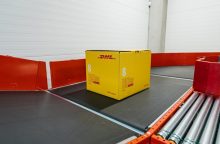 Teisėsauga vykdo tarptautinį tyrimą dėl padegamųjų DHL siuntų, sulaikymų nekomentuoja