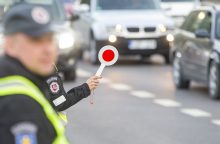 100 km/val. leistiną greitį viršijęs vairuotojas: skubu pasiimti vaiką!