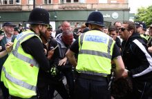 Neramumai JK: kraštutinių dešiniųjų protestuotojai susirėmė su policija