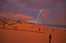 Siaubas Adrijos jūros pakrantėje: trenkęs žaibas sužalojo tris žmones