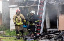 Vilniaus rajone – didelis gaisras: užsiliepsnojo namas, pranešama apie nukentėjusįjį