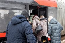 Vilniuje susižalojo iš važiuojančio autobuso iškritęs vyras