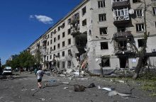 Rusijai smogus daugiabučiui Charkive, žuvo trys žmonės