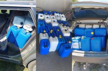 Moters vairuotame automobilyje Klaipėdos rajone rasta 800 litrų naminės degtinės