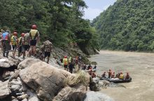 Nepale nuošliaužai nušlavus du autobusus nuo greitkelio surasta 11 žuvusiųjų kūnų