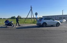 Kauno rajone susidūrė motociklas ir automobilis: motociklininkas išvežtas į ligoninę