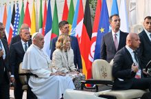 G-7 viršūnių susitikime Italijoje – ir apsikabinimai, ir žudantys žvilgsniai